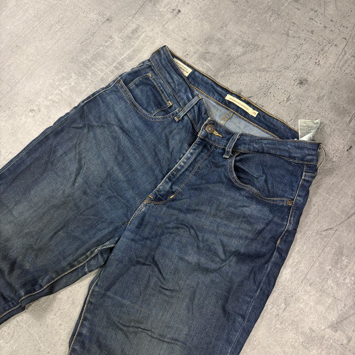 Vintage Levis 725 Bootcut Jeans (M)