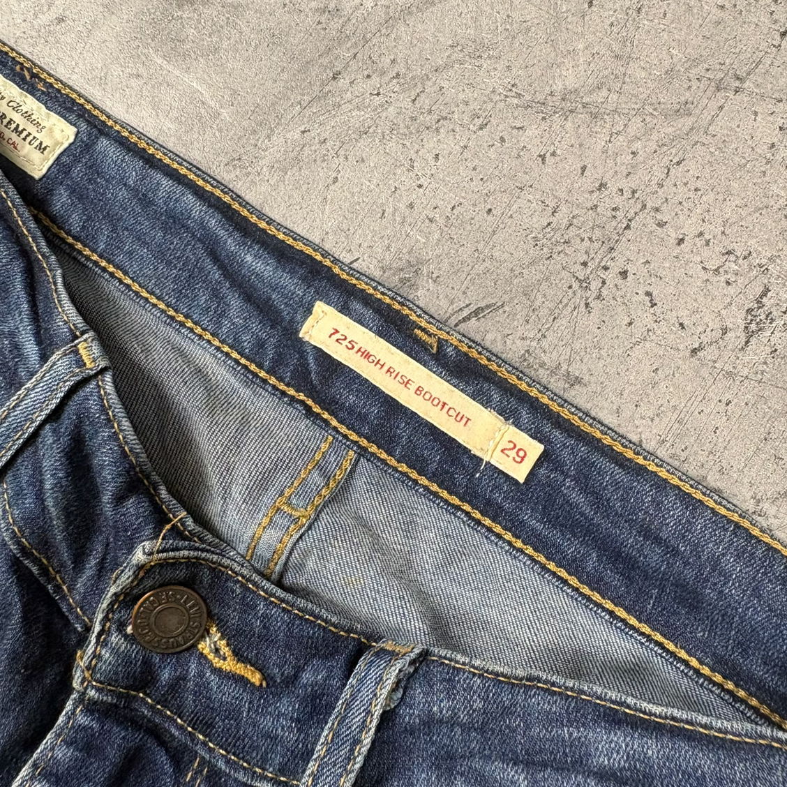 Vintage Levis 725 Bootcut Jeans (M)